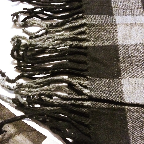 Black & Grey Cashmere feel scarf - Picture 3 of 4